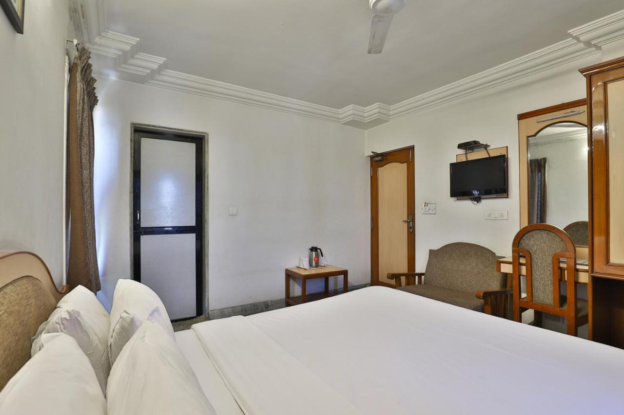 Hotel Midtown Surat Exterior foto