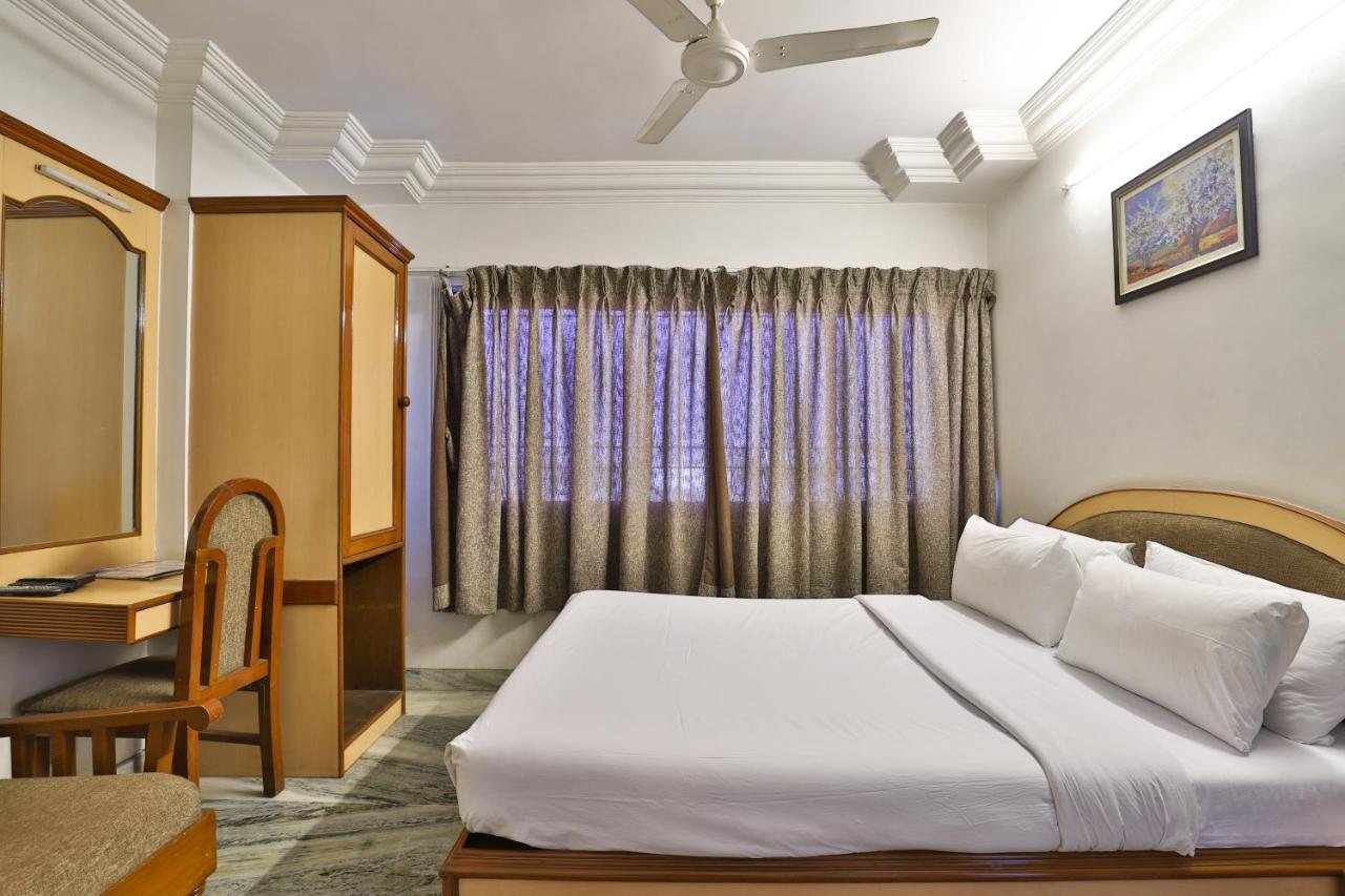 Hotel Midtown Surat Exterior foto