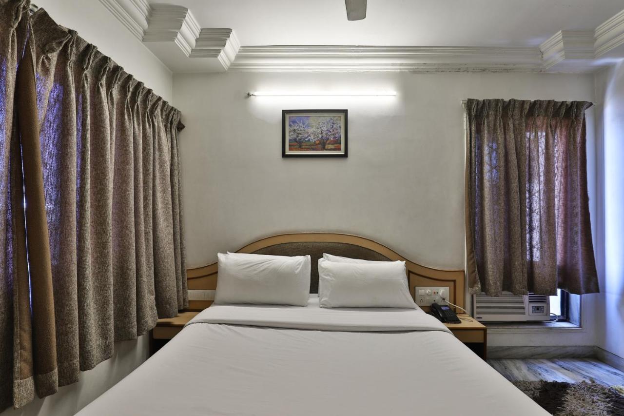 Hotel Midtown Surat Exterior foto